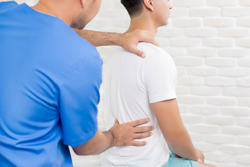 What causes pain in the latissimus dorsi muscle?