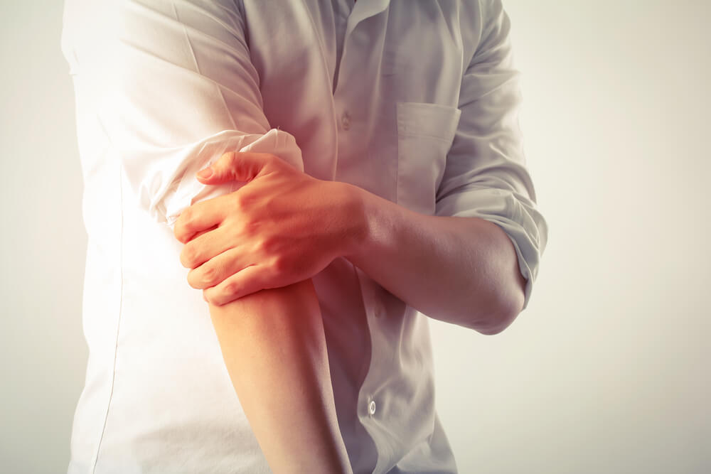 Three tips for dealing with pain in the elbow when straightening the arm shutterstock 425039002 2 tips for dealing with pain in the elbow when straightening the arm