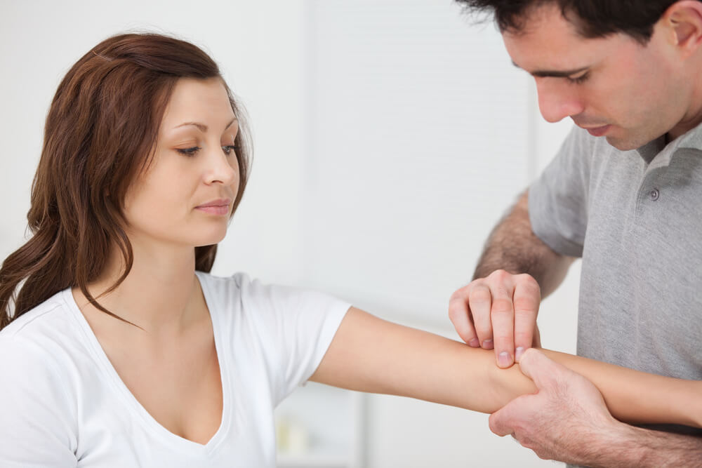 What is the top sign of golfer's elbow? shutterstock 106849904 why does my elbow hurt when i extend it? | excel pt