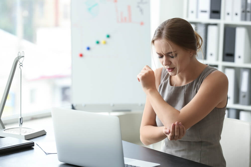 Why am I feeling a burning pain in the elbow? shutterstock 1231313257 burning pain in elbow