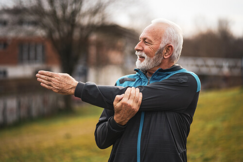 5 tips PT experts recommend for people with shoulder pain during the winter